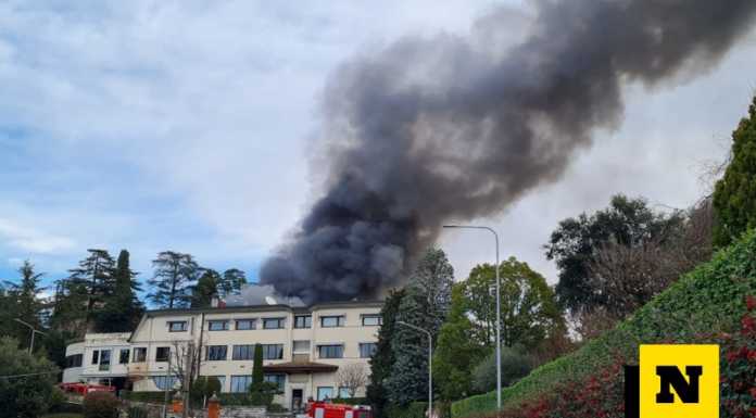 Grande colonna di fumo nero: vasto incendio in una azienda di Costa Masnaga