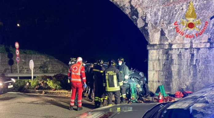 Dervio. Incastrati in auto dopo l’incidente, liberati dai Vigili del Fuoco