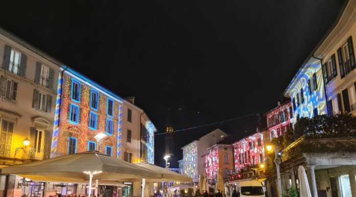 Prova di “luci” natalizie in centro in vista dell’accensione di sabato