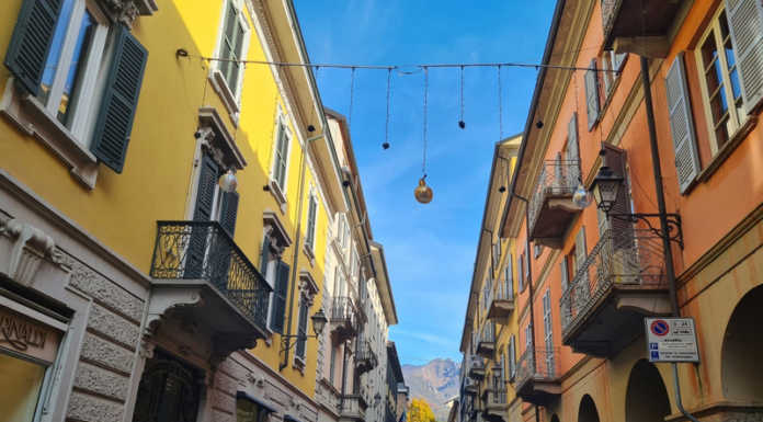 Via Cavour “alta” spoglia di luminarie, solo due negozi aderiscono