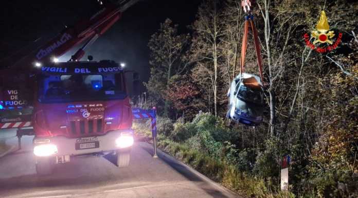 Crandola Valsassina. Auto fuori strada, serve l’autrogru dei VVF per il recupero