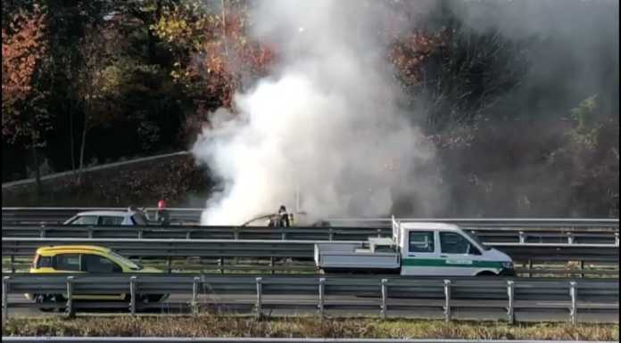 VIDEO – Auto in fiamme sulla Statale 36, intervengono i Vigili del Fuoco