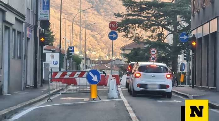 Via Amendola, con nuova rotonda il semaforo diventa lampeggiante