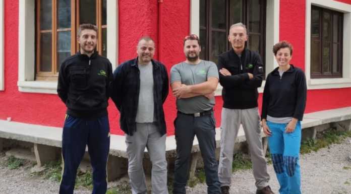 Meteo Val San Martino inaugura un nuovo osservatorio alla Capanna Monza Roberto Tocchetti, Manuel Pizzolato e Johann Michael Valsecchi di Meteo Val San Martino insieme ai rifugisti della Capanna Monza