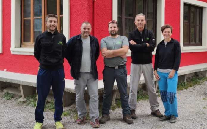 Roberto Tocchetti, Manuel Pizzolato e Johann Michael Valsecchi di Meteo Val San Martino insieme ai rifugisti della Capanna Monza