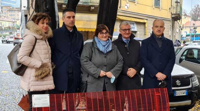 In via Cavour una panchina si tinge di rosso contro la violenza sulle donne panchina_rossa_violenza_donne_via_cavour