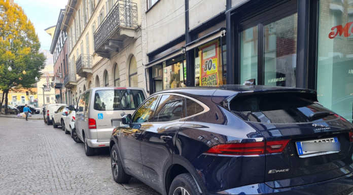 Via Cavour un parcheggio, negozianti furiosi: “Nessun controllo”