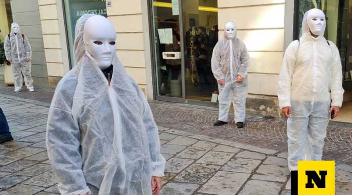 Sembrano usciti da Csi e girano in centro silenziosi, chi sono le “persone misteriose”?