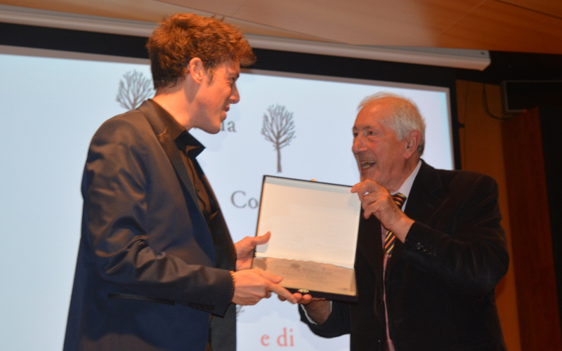 Claudio Vaghi consegna il riconoscimento a Mattia Conti nell'edizione 2018 del Premio Manzoni