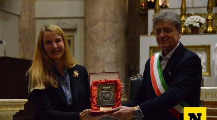 Premio San Martino, la cerimonia di consegna a Lisa Lozio del Castello di Rossino La consegna del Premio di San Martino a Lisa Lozio del Castello di Rossino
