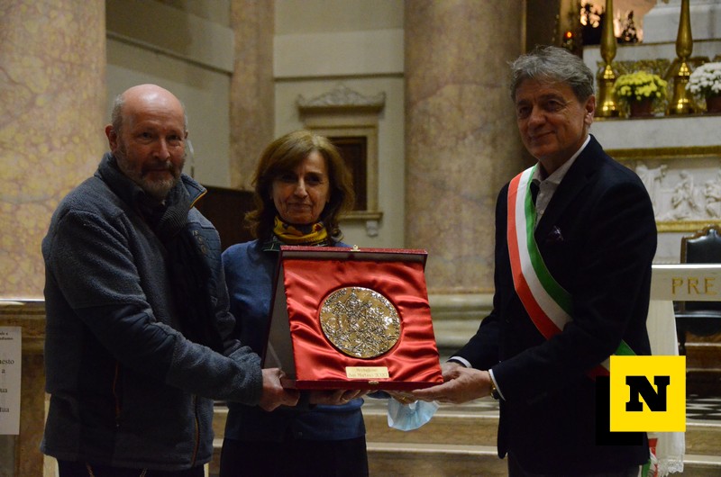 La famiglia dell'artista Arturo Bonanomi ritira il Medaglione di San Martino