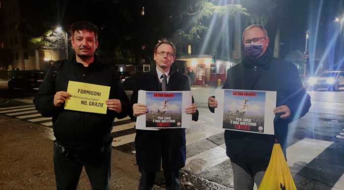 Roberto Formigoni a Como, protesta il Movimento Cinque Stelle