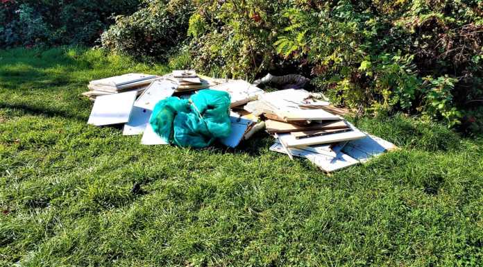 Bulciago. Rifiuti abbandonati, il Comune: “Inaccettabile” rifiuti abbandonati bulciago