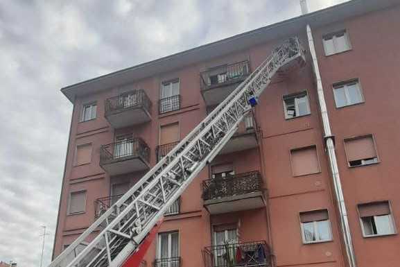 Lecco. Bimbo bloccato in camera, intervengono i pompieri
