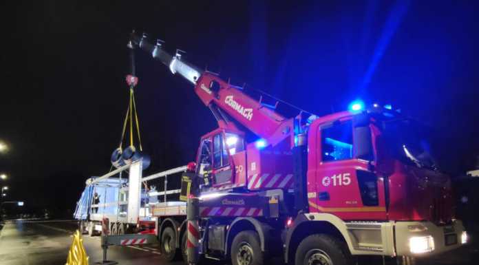 Calolzio, camion perde il carico: l’intervento dei Vigili del Fuoco