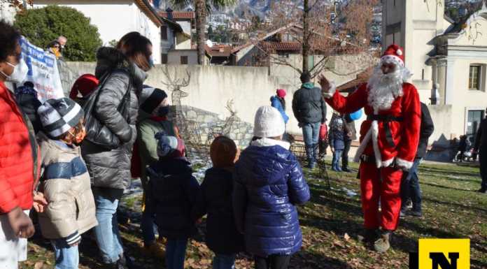 Mandello. In tanti alla Mostra delle Associazioni e Babbo Natale arriva dal cielo