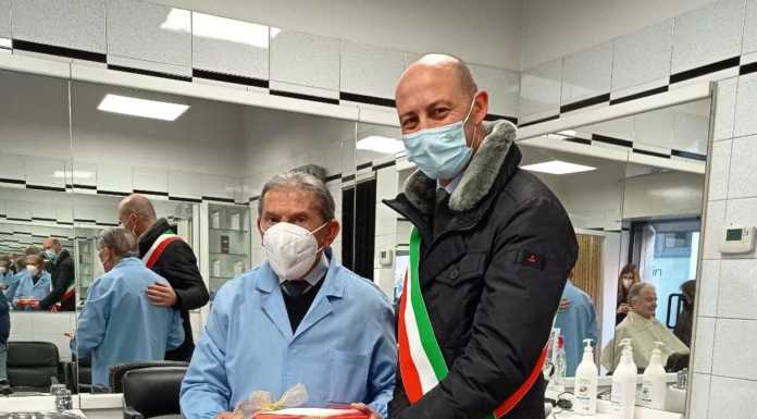 Chiude lo storico barbiere di Castello, gli fa visita il sindaco