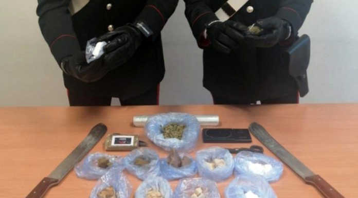 Rogeno. Spacciatori in fuga abbandonano droga e machete
