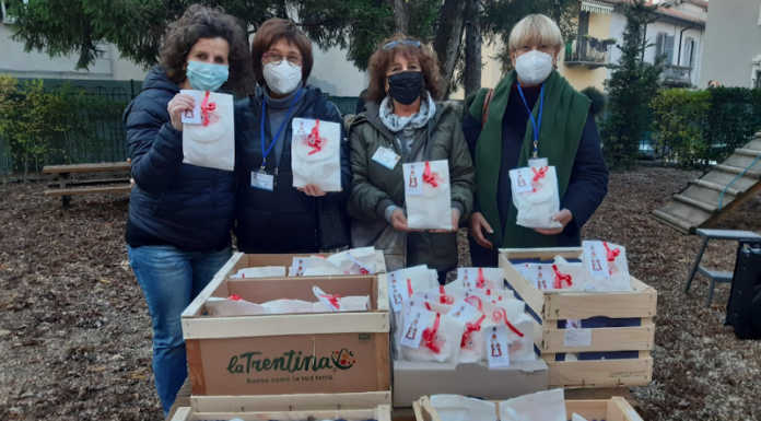 Lecco, la consegna delle mele alle scuole materne per San Nicolò