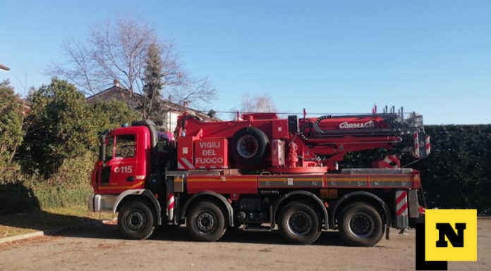 Merate, furgoncino bloccato nel cortile a scuola. Sul posto i Vigili del Fuoco