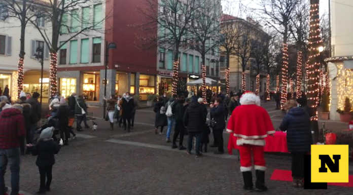Merate, successo per il trenino e Babbo Natale acrobata: gremito il centro