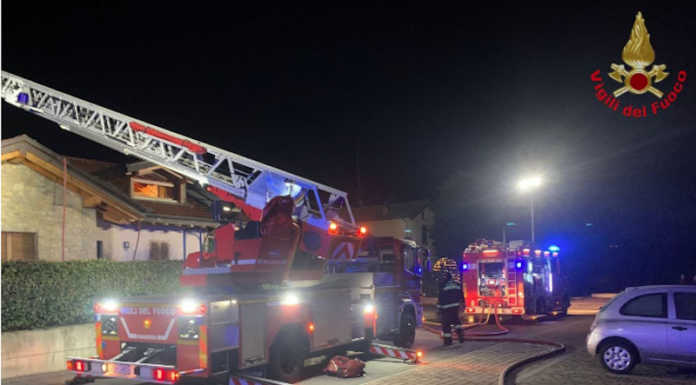 Merate, a fuoco un tetto in via San Vincenzo. Al lavoro i Vigili del Fuoco