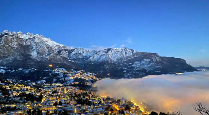 Giochi di Luci e nebbie sulla città di Lecco Nebbia Lecco