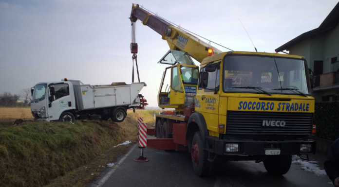 Verderio: il camioncino della nettezza urbana finisce nel fosso. In azione l’autogru