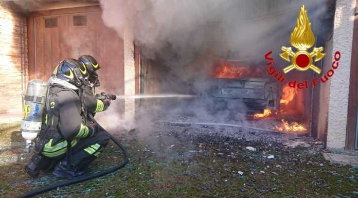Barzio, un’auto va a fuoco nel box. L’intervento dei vigili del fuoco