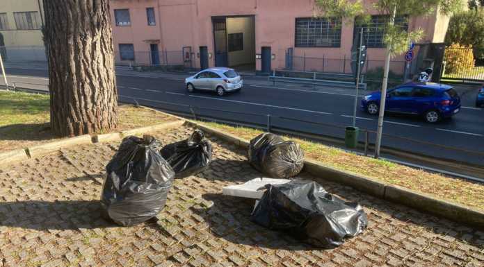 Pescate, sacchi di rifiuti abbandonati: 800 euro di multa al proprietario