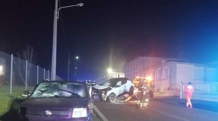 Scontro frontale tra auto al confine tra Airuno e Brivio: due feriti