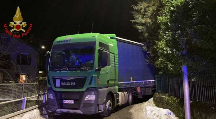 Esino. Camion bloccato, intervento nella notte dei Vigili del Fuoco