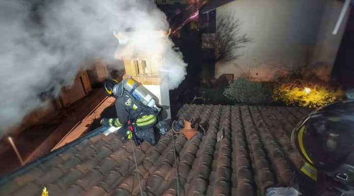 Incendio tetto a Casatenovo, a fuoco una canna fumaria