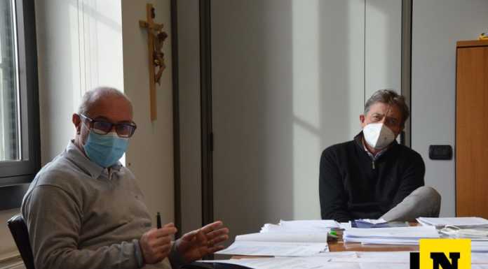 100.000 euro per famiglie e associazioni. I bandi scadono il 23 dicembre Il responsabile del settore servizi sociali Edoardo Riva e il sindaco Marco Ghezzi