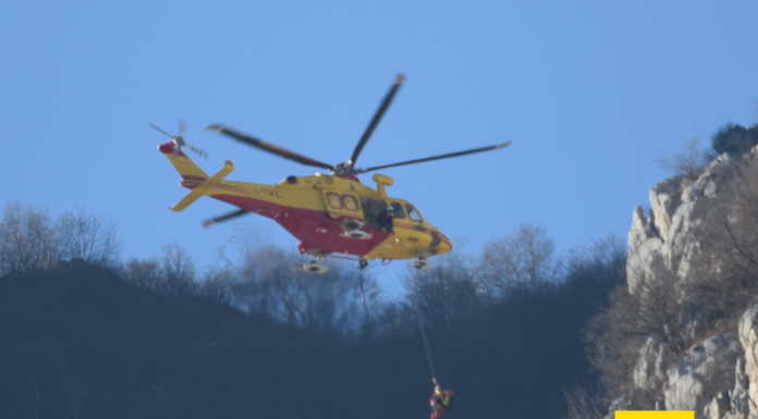 Cade in MTB nei pressi della cascata Cenghen, elisoccorso 22enne L'elisoccorso al lavoro in Antimedale
