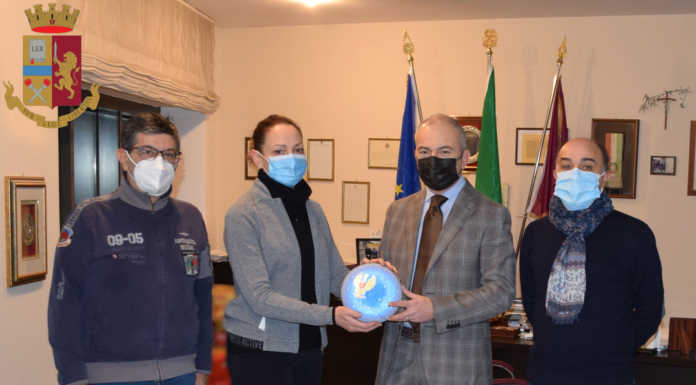 Furto della palla di Natale della Polizia, nei guai un 25enne lecchese