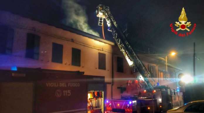 Tetto in fiamme a Olgiate Molgora, intervento dei Vigili del Fuoco
