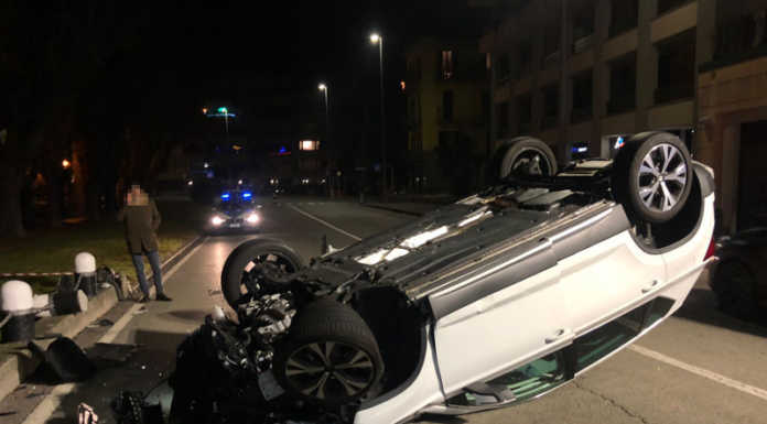Incidente in lungolago, auto si ribalta, soccorsa una donna