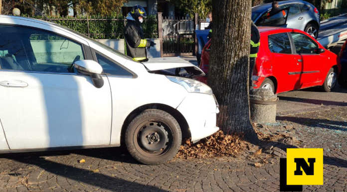 Finisce fuori strada sul lungolago di Lecco e urta due auto parcheggiate incidente lungolago