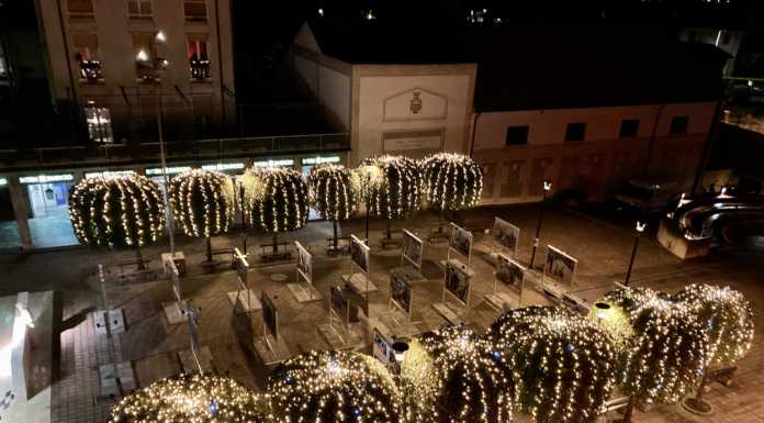 Mandello, piazza e comune si illuminano: via alle iniziative natalizie