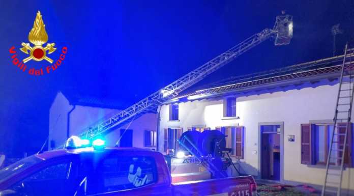 Dolzago. Brucia il tetto di una abitazione, intervento dei Vigili del Fuoco
