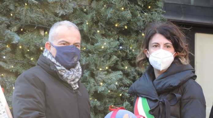 Lecco, sull’albero di Natale un addobbo della Polizia di Stato