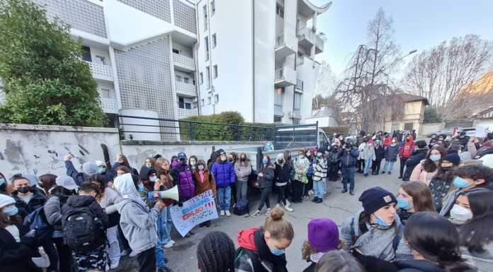 Aule fredde, studenti in sciopero agli istituti Bertacchi e Grassi Sciopero Studenti Bertacchi