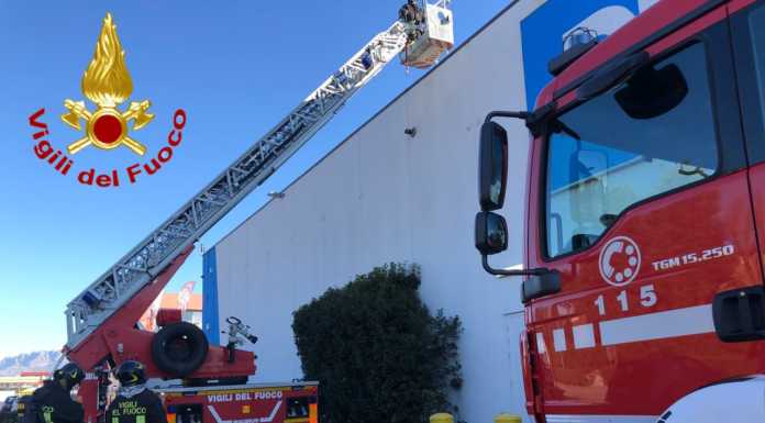 Boato al Decathlon di Osnago: negozio evacuato e verifiche dei vigili del fuoco