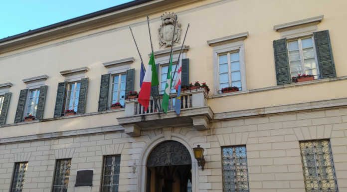 Qualità amministrativa: Lecco indietro nel ranking del Sole 24 Ore rispetto ai vicini lombardi Il comune di Lecco con le bandiere a mezz'asta nel giorno dei funerali di David Sassoli