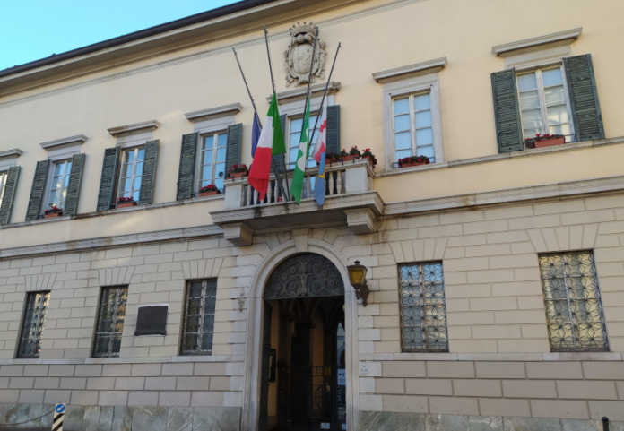 Il comune di Lecco con le bandiere a mezz'asta nel giorno dei funerali di David Sassoli