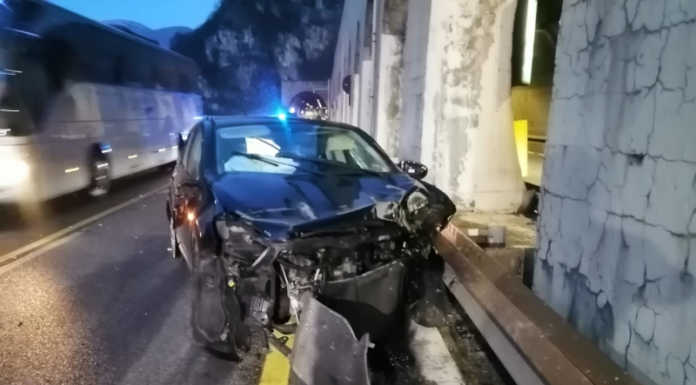 Abbadia. Si schianta in SS36 con un’auto rubata e poi fa perdere le proprie tracce