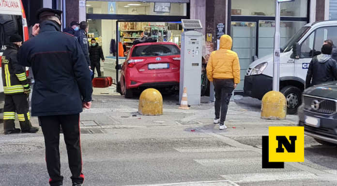 Malgrate. Perde il controllo dell’auto e finisce nella vetrina di un negozio Malgrate incidente