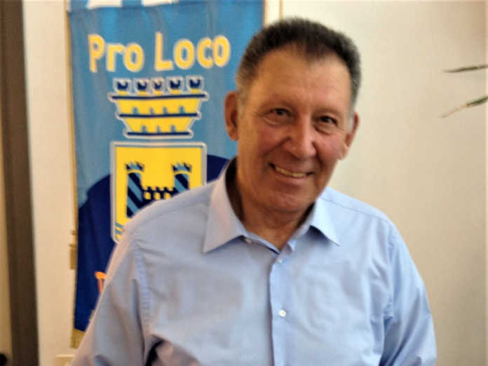 Nicolò Simone riceve un riconoscimento nel 40° anniversario della Pro Loco (foto FB Pro Loco Dervio)