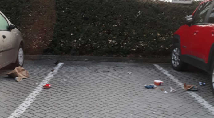 Pescate. Nuova multa per abbandono di rifiuti: “Quel parcheggio è il bancomat del paese” I rifiuti abbandonati al parcheggio delle Torrette